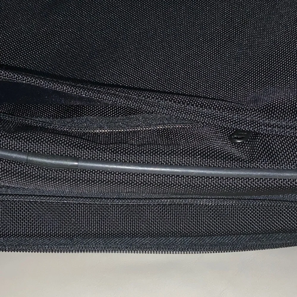 Victorinox Men’s Black Leather mix Expandable Brief Messenger Work Bag. NWOT.